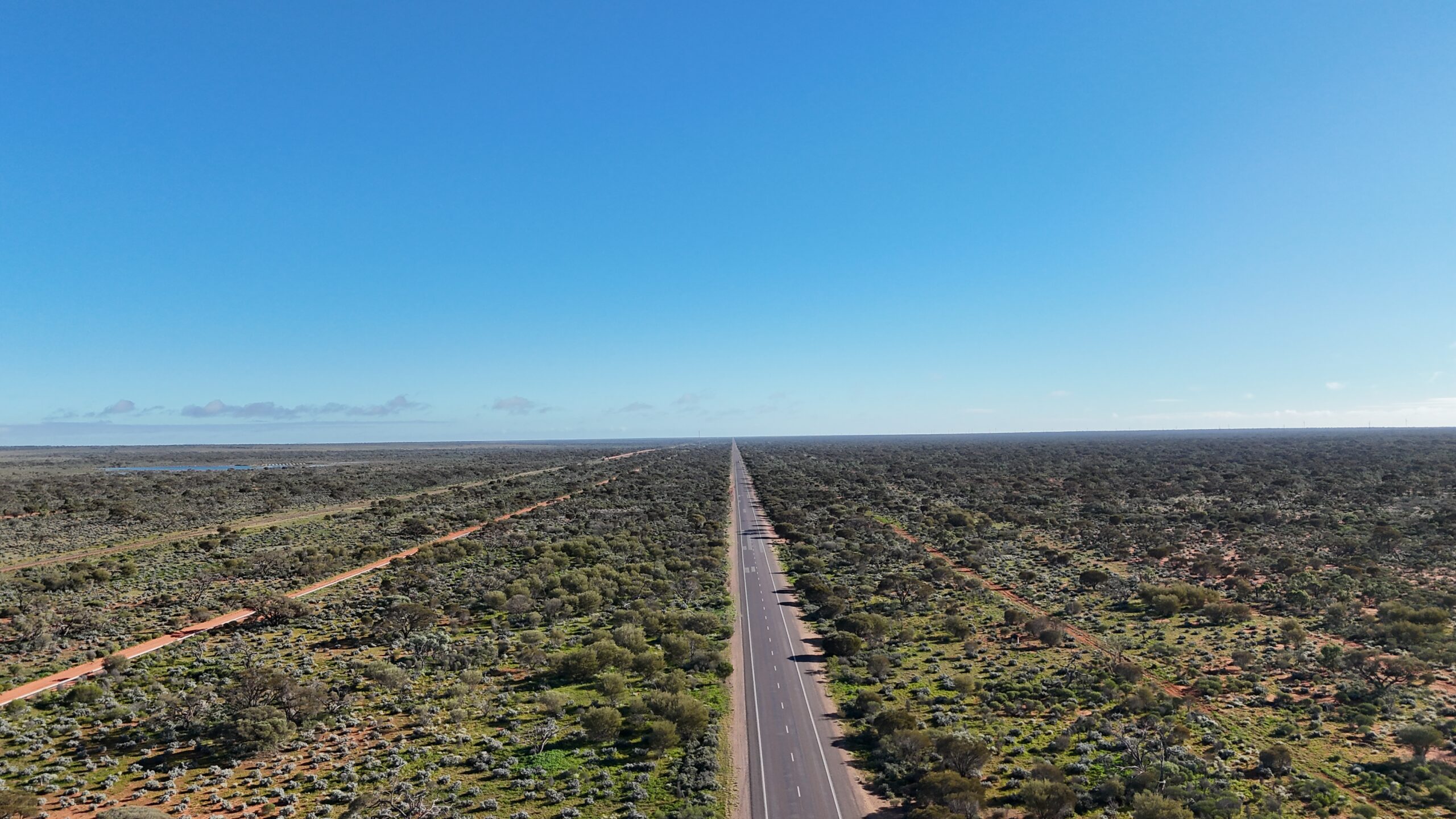 Euer Camper auf einer Straße im australischen Outback